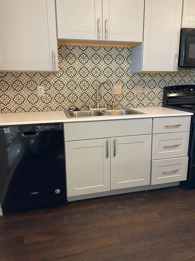 Building Photo - SPACIOUS 3 bedroom 2 bath Townhome AVAILAB...