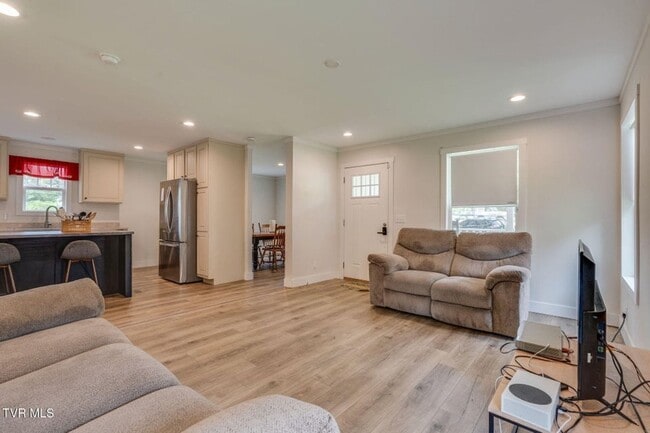 Building Photo - Very nice home located less than 5 minutes...