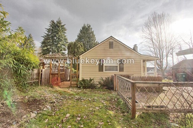 Building Photo - 3 Bed, 1.5 Bath Home with 1 Car Attached G...