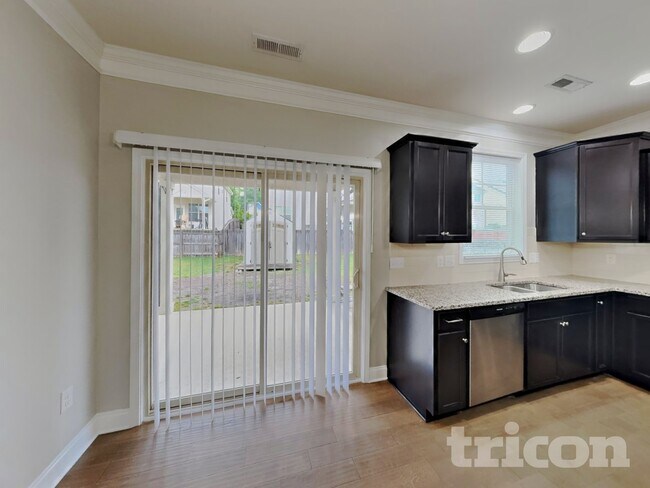 Foto del edificio - 7553 Poplar Meadow Ln