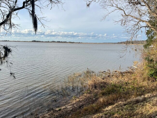 Foto del edificio - 6621 Purvis Rd