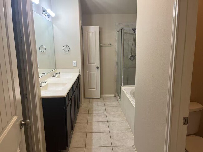 Foto del edificio - Spacious 4-Bedroom Family Home with Open F...
