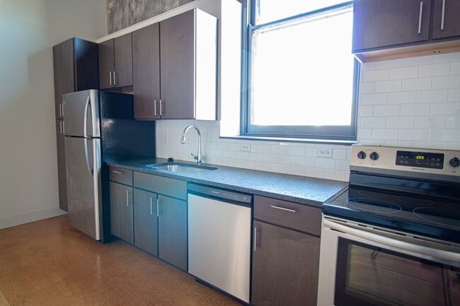 Building Photo - Spacious Loft