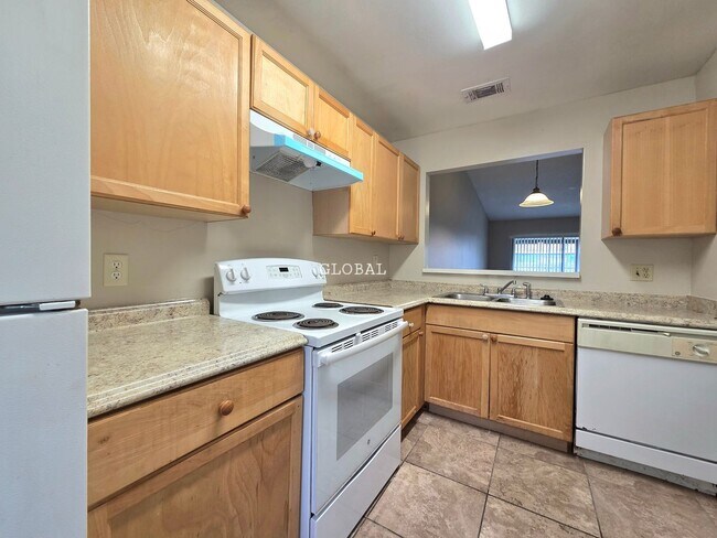 Building Photo - Charming 3-Bed, 2-Bath Townhome within Silver Park Villas