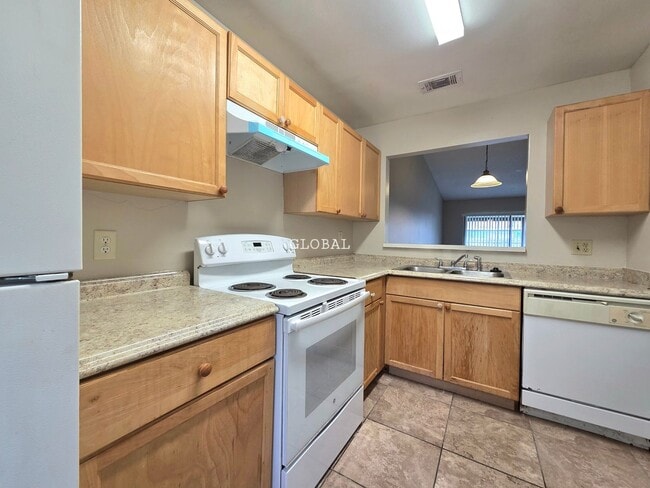 Foto del edificio - Charming 3-Bed, 2-Bath Townhome within Silver Park Villas