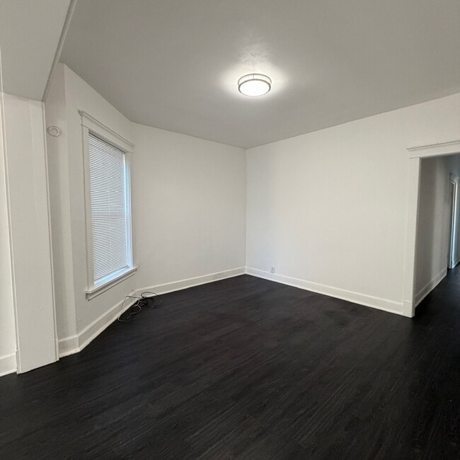 Building Photo - 704 W Garfield Blvd