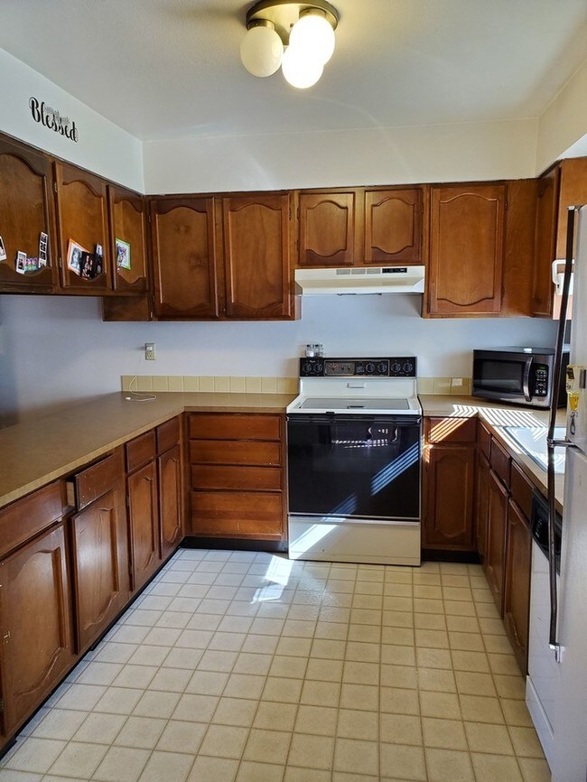 Building Photo - 909 Camelot Ct