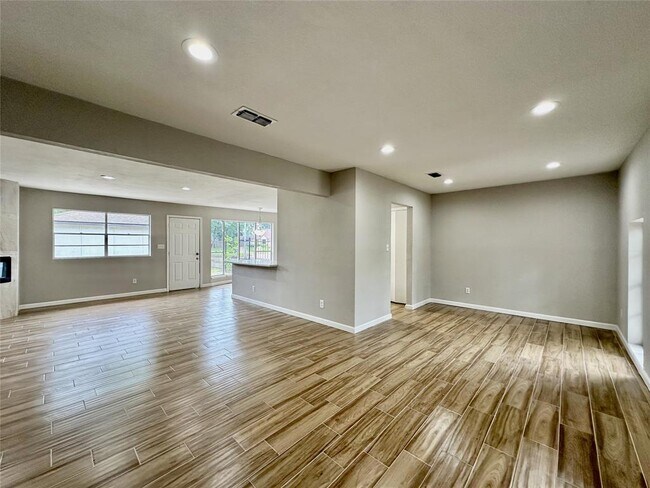 Building Photo - 5926 Darkwood Dr