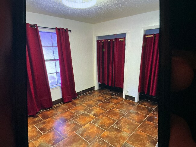 Building Photo - 115 W Koenig Ln