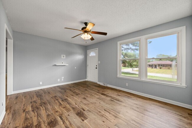 Building Photo - 3 Bedroom Pet Friendly Home For Rent!