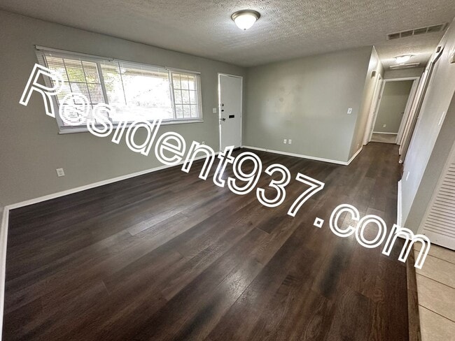 Building Photo - 3 bed 2 bath Home