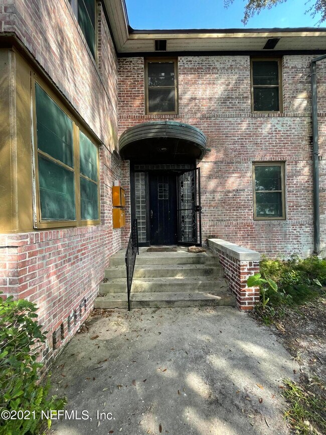 Building Photo - 2748 Vernon Terrace