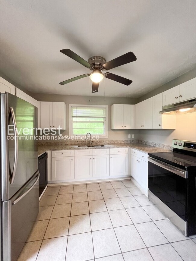 Building Photo - 405 Cedarvalley Dr