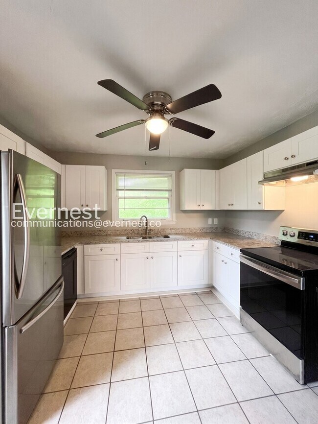 Building Photo - Limited Time Special Offer / Charming 3-Bedroom Home with Scenic Views and Modern Amenities / Pet...