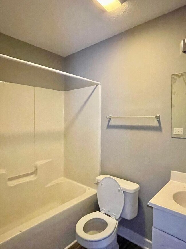 Building Photo - 3 bedroom 2 bath TownHome $925