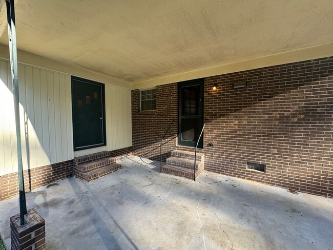 Building Photo - Statesville Downtown - 3BR/1.5BA