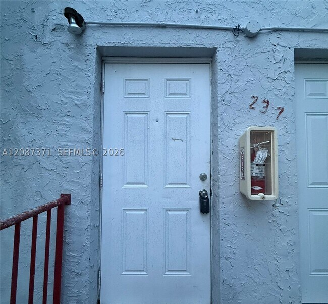 Foto del edificio - 237 NE 58th St