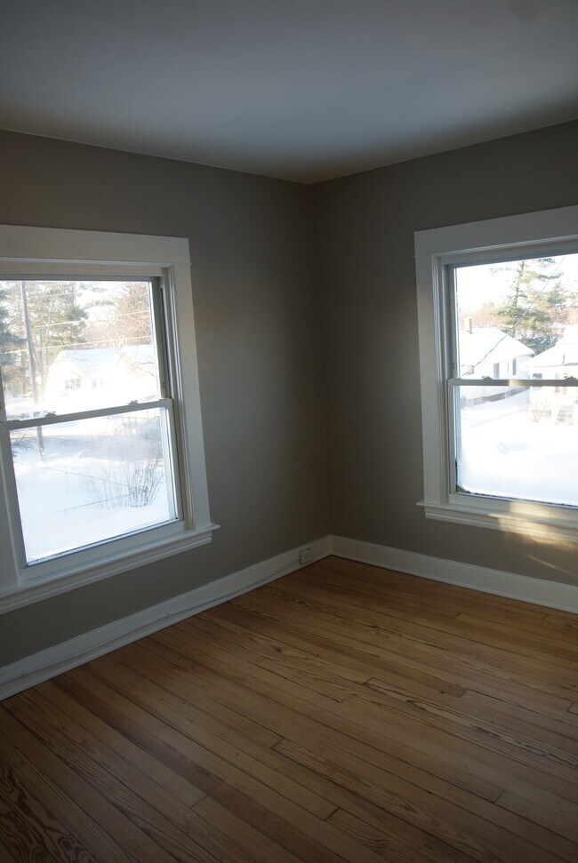 Building Photo - 770 Eleanor St NE