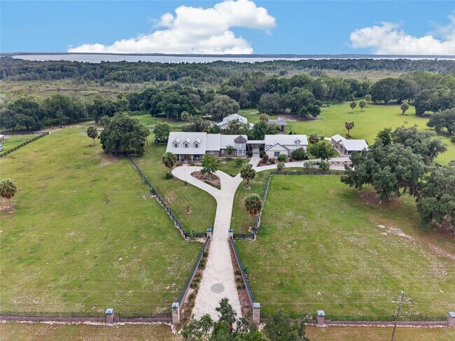 Foto del edificio - 13342 W Lake Yale Rd