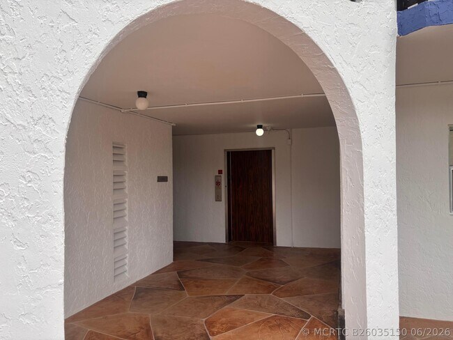 Foto del edificio - 6100 S Falls Cir Dr