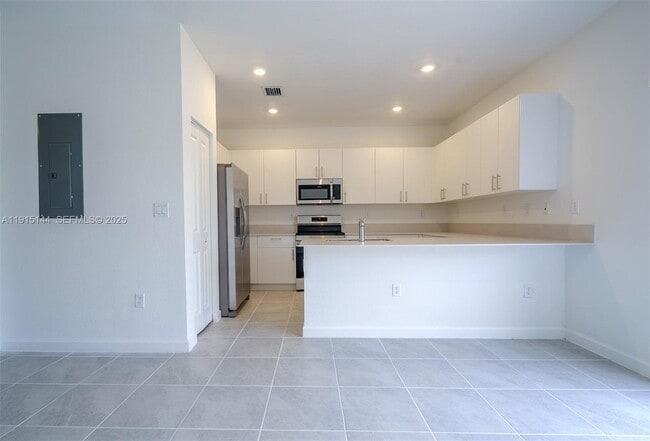 Building Photo - 2752 SE 26th Ave