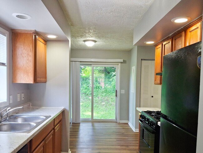 Foto del edificio - 4 Bed / 2 Full Bath House on a Quiet Dead-End Street — Attached Garage, Central A/C, W/D Hookups ...
