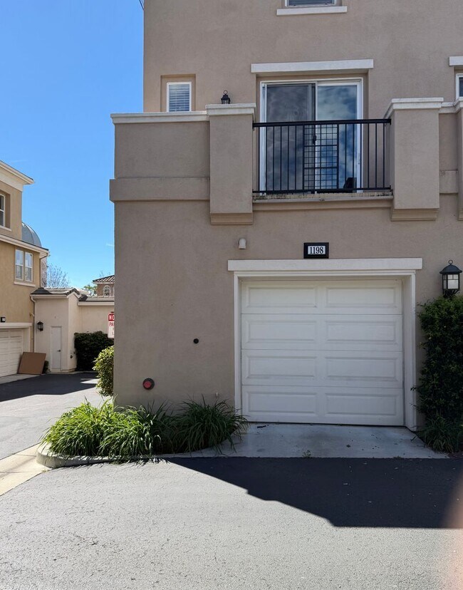 Building Photo - Luxury 2 Bedroom plus Den/Office in the heart of San Elijo Hills