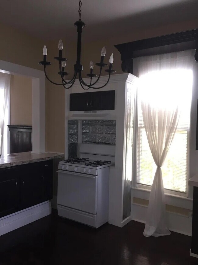 Foto del edificio - Room in Single Family Home on E Laurel
