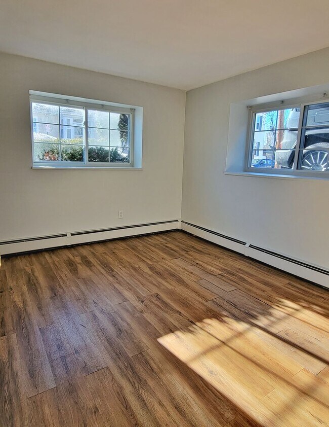 Foto del edificio - Heat, hot water and parking included! Cozy 2bed 1 bath condo in the center of Everett