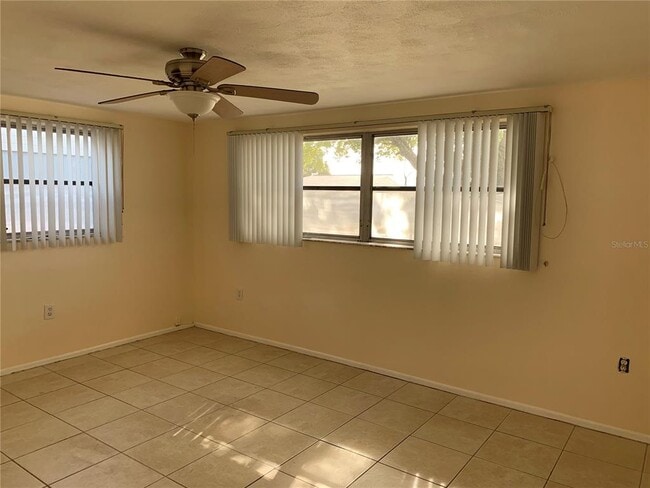 Building Photo - 5631 Dove Dr