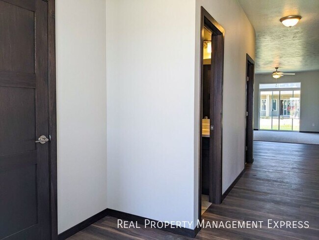 Foto del edificio - 3 Bedroom 2.5 Bathroom Townhome w/ Attache...