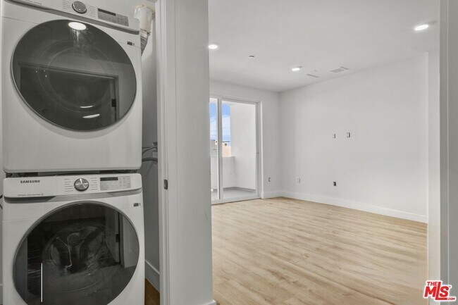 Foto del edificio - 5813 Lexington Ave