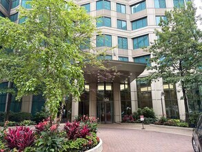 Building Photo - 400 N La Salle Dr