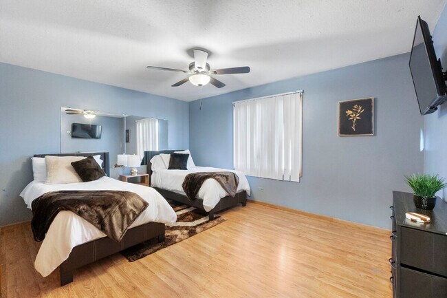 Foto del edificio - 4920 Lake Ct