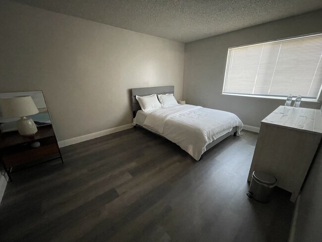 Masterbed - 919 Bell St