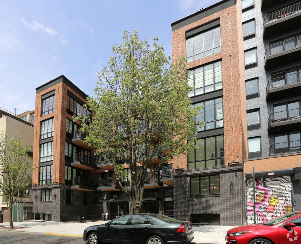 Building Photo - 987 Willoughby Ave