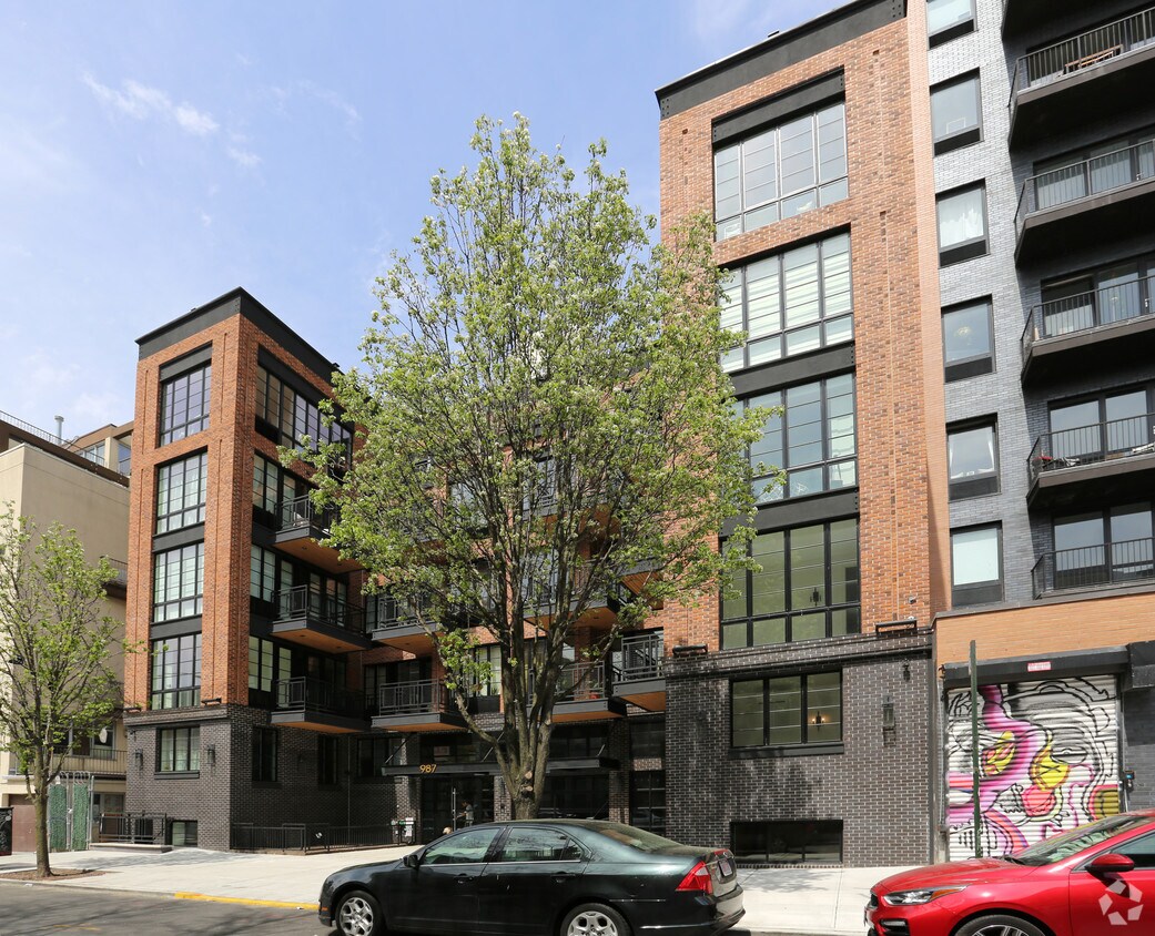 Foto del edificio - 987 Willoughby Ave