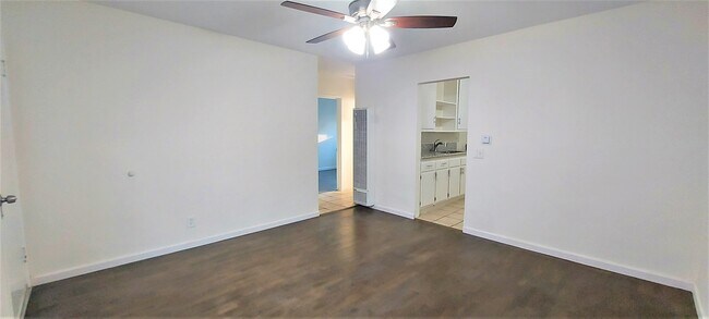 Foto del edificio - 15625 Mansel Ave