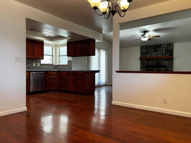 Foto del edificio - PLEASE CONTACT VAUGHN REALTY TO SET UP AN APPOINTMENT (760)446-6561