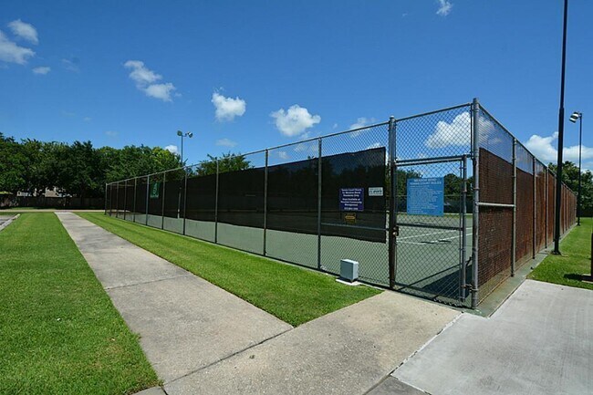 Foto del edificio - 2804 Pinewood Dr