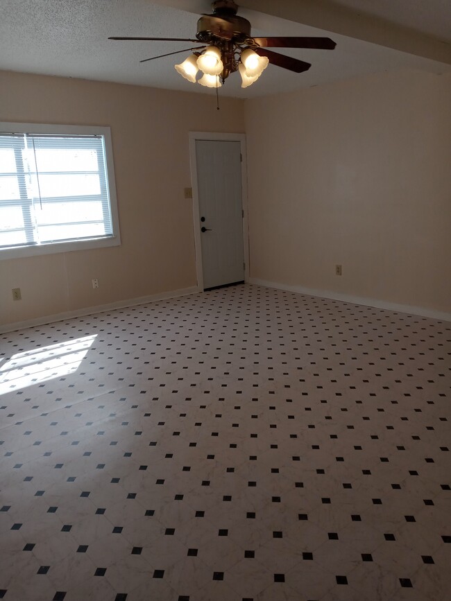 Building Photo - 715 Rexford Dr