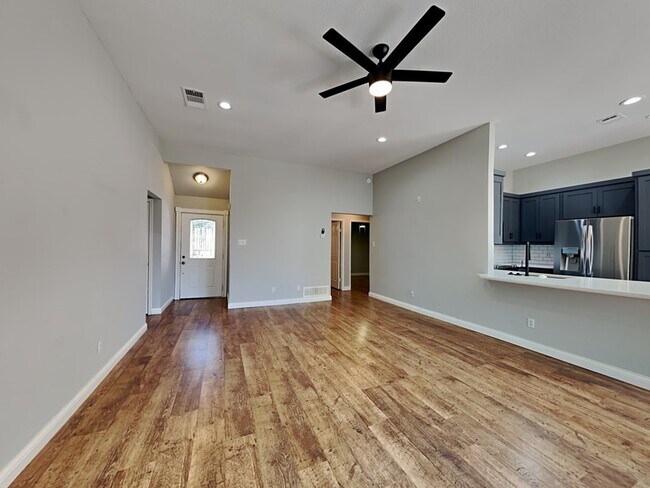 Building Photo - 250 Pinyon Ln