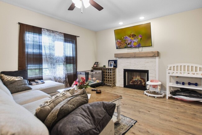 Building Photo - Pet Friendly Four Bedroom!