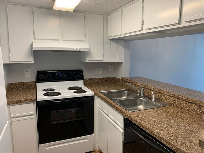 Foto del edificio - First Floor, 1 Bedroom, 1.5 Bath Condo Wit...