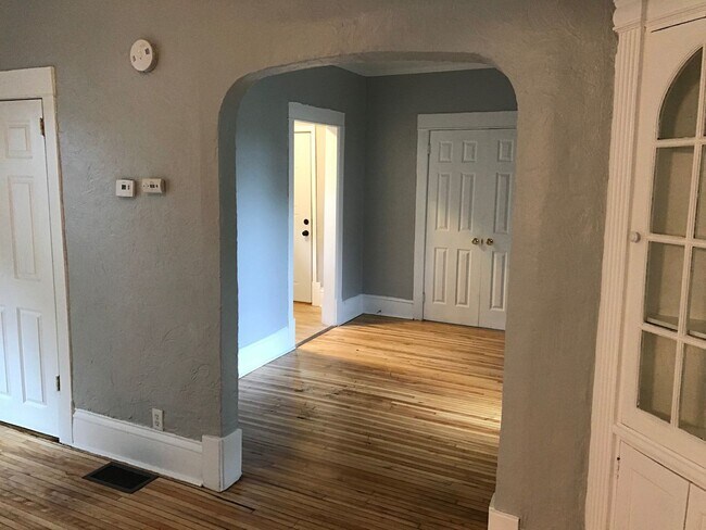 Building Photo - REDUCED!! Large 4 bed 2 full bath house in...