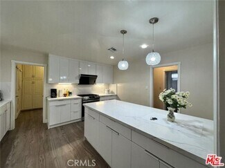 Building Photo - 113 N Doheny Dr