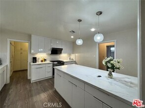 Building Photo - 113 N Doheny Dr