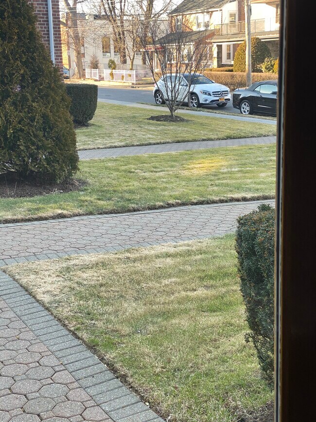 Manicured lawns - 32 Broad St E