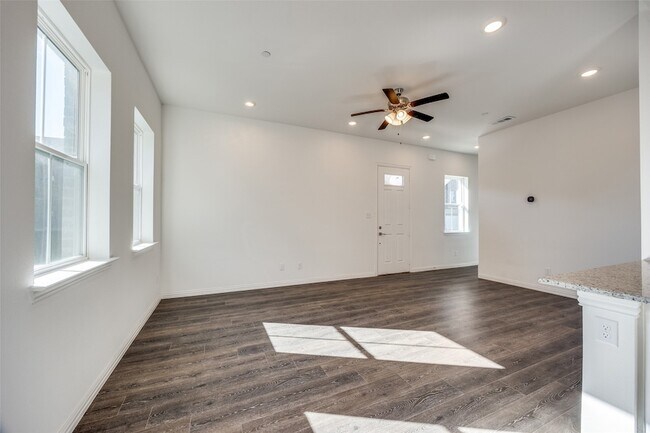 Foto del edificio - 2402 Ash Ln