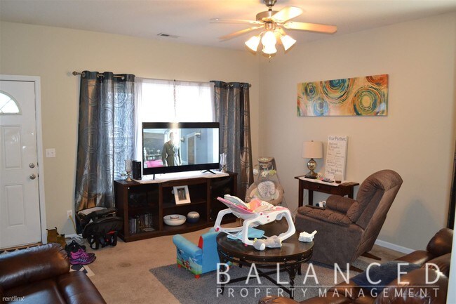 Building Photo - 3 br, 2 bath Duplex - 2707 SE Taurus Ct